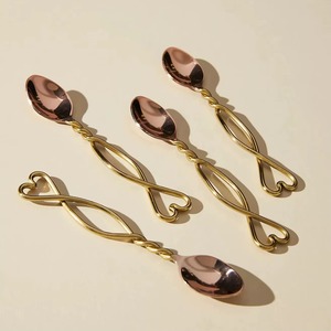 Juego de cubiertos de metal con diseño de corazón, tendencia en la industria, ideal como regalo para bodas, inauguraciones de casas y eventos. - Product Image 1
