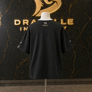 เสื้อยืดโอเวอร์ไซส์สไตล์สตรีทแวร์ Y2K สำหรับผู้ชายจาก Dravelle Industry ผลิตจากผ้าเจอร์ซีย์คอตตอน 100% พิมพ์ลายเรขาคณิตโฮโลแกรมแบบตาข่าย - Product Image 2