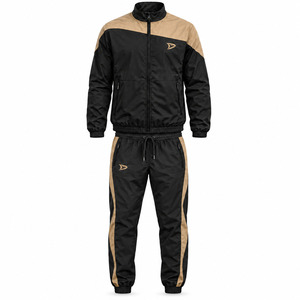 Traje de Calentamiento Diagonal Yoke en Negro Ónix y Beige Arena, Chándal de Micro Ripstop para Hombre con Rayas Beige Arena - Product Image 1