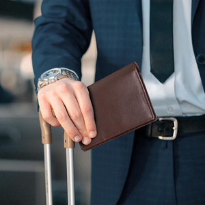Porta Pasaportes Multifuncional de Cuero Hecho a Mano, Cartera de Viaje Táctica para Exteriores, Protección RFID Segura, Múltiples Compartimentos para Documentos - Product Image 5