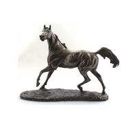 Sculptures contemporaines de chevaux en aluminium, mettant en valeur une artisanat de qualité supérieure, une structure fiable et une inspiration élégante pour la décoration intérieure.