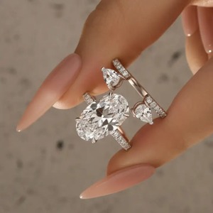Bague de fiançailles en argent 925 avec moissanite taille ovale et alliance de mariage taille poire plaquée or jaune et blanc pour femme. - Product Image 2