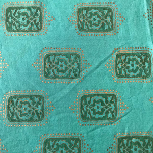 Tela de algodón estampada a mano – Buti floral verde azulado con borde de puntos |   Textiles Artesanales Indios - Product Image 2