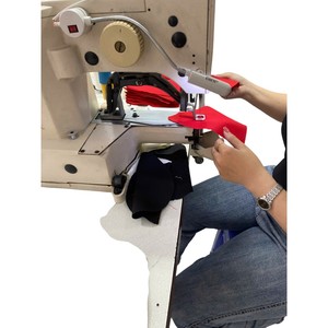Capa de Graduación de la Universidad Nacional de Economía Inova, Azul con Adornos Dorados, Estilo Bandera de Plumas, Impresión Digital Duradera en Aluminio - Product Image 3