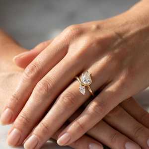 Anillo de Oro Amarillo de 14k con Diamante Cultivado en Laboratorio de 1.01CT Corte Pera, Diseño Abierto, para Boda, Compromiso, Fiesta, Regalo, Amuleto - Product Image 4
