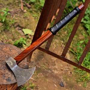 Hacha de Acero de Damasco Premium Forjada a Mano, Hacha Vikinga Hecha a Mano para Camping y Bushcraft, Hoja de 4 1/2 Pulgadas, Mango de Madera - Product Image 5