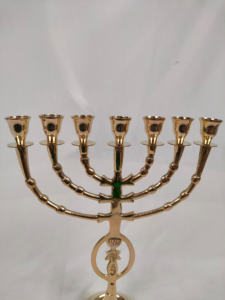 Bougeoir en métal Menorah à 7 bras artisanal d'Inde pour les activités religieuses de Noël disponible en vente en gros - Product Image 4