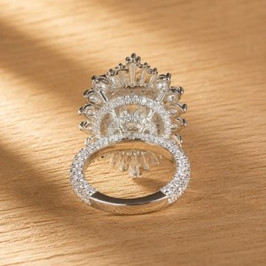 Bague en or massif 10K 14K 18K avec diamant de laboratoire émeraude couleur DEF clarté VS VVS, certifiée IGI, design flocon de neige, halo et grappe, vente en gros - Product Image 4