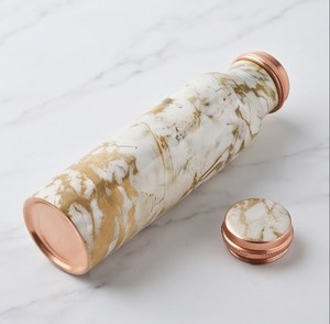 Bouteille d'eau isotherme en acier inoxydable doré marbré avec couvercle rose doré, idéale pour les voyages et une présentation élégante sur la table - Product Image 2
