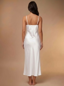 Robe de nuit élégante en satin blanc à manches courtes et col en V, longueur intégrale, douce, respirante, coupe ample, grande taille, vêtement de détente thermique pour le printemps - Product Image 4