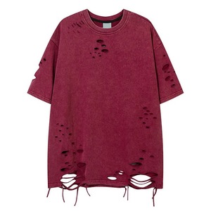 เสื้อยืดคอกลมแขนสั้นทรงปกติสำหรับผู้ชาย สีแดงเลือดหมู ผ้าฝ้ายเจอร์ซีย์ 100% ระบายอากาศได้ดี สไตล์สตรีท ดีไซน์ขาดๆ แบบดิสเทรส - Product Image 2
