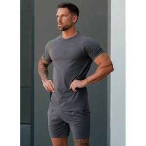 Camiseta deportiva de manga corta para hombre, color gris carbón, gris oscuro, corte ajustado, manga raglán, para entrenamiento y gimnasio. - Product Image 1