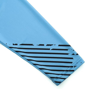 Camiseta Deportiva de Manga Larga con Cuello en V para Hombre, Color Azul Claro, con Patrón Geométrico, Secado Rápido, 100% Poliéster, Corte Regular - Product Image 3