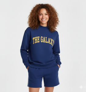 Ensemble deux pièces confortable et luxueux pour femme, col montant uni, haut long et short à taille élastique décontractée au-dessus du genou - Product Image 1