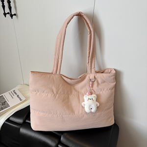 Bolso Tote Acolchado Minimalista Ligero GLOBAL HEROES, Gran Capacidad, Estilo Casual Chic, Diseño Exclusivo con Letras Acolchadas, 100% Moda - Product Image 4
