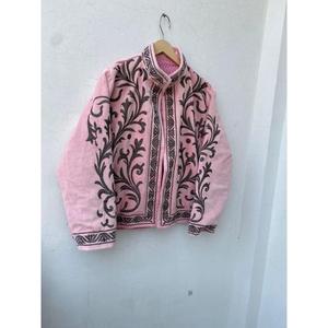 Chaqueta Premium Hecha a Mano de Terciopelo con Bordado de Cara de León Suzani, Floral Rosa, Manga Larga, Cuello Alto, Estilo Boho - Product Image 5