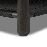 Table basse contemporaine en teck massif et chêne, profil bas, avec finition noire mate et plateau tressé ouvert