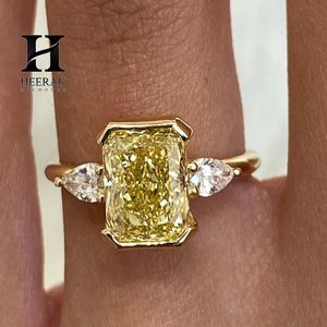 Anillo Radiante Amarillo de Moda con Engaste de Bisel de 3 Piedras y Piedras Laterales en Forma de Lágrima, Joyería de Oro Amarillo de 10K y 14K - Product Image 2