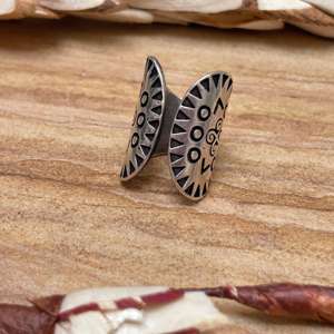 Bague large géométrique tribale en laiton pour homme, finition argent oxydé, motif symbole gravé, vente en gros - Product Image 1