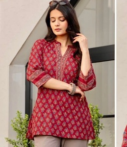 Kurtis courts en coton imprimé rouge pour femmes, coupe régulière, style traditionnel, haut décontracté mi-long, style Inde Pakistan, tunique imprimée pour usage quotidien - Product Image 1