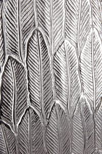 Ensemble de vases en métal au design raffiné et contemporain, motif plume, fait main, décoration de table, finition dorée, hauteur 34 cm et 28 cm - Product Image 3