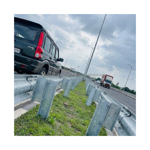 Barrière de sécurité routière en acier galvanisé haute résistance à trois ondulations pour la sécurité routière - Product Image 1