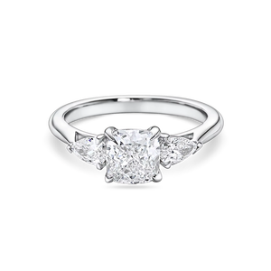 Impresionante anillo de compromiso con corte de cojín tipo trilogía, con un diamante central de 1+ quilates y piedras laterales en forma de pera, en oro de 18 quilates y platino. - Product Image 1