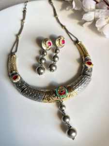 Collar Hasli de Doble Piedra de Diseño de la Mejor Calidad con Fusión Kundan para Bodas y Eventos Festivos, Disponible para la Venta - Product Image 3