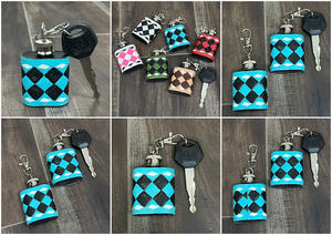 Porte-clés en cuir artisanal à motif damier 2026, mini flasques à clip en cuir coloré pour cadeau promotionnel ou accessoire - Product Image 3