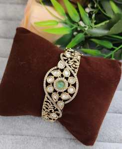 Bracelet ouvrable en moissanite de qualité supérieure, finition dorée, convient à toutes les tenues, design élégant et chic, idéal pour les soirées et le bureau. - Product Image 1
