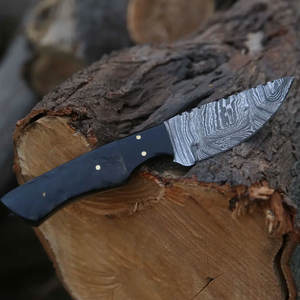 Cuchillo de Caza Compacto de Acero de Damasco, Mango Negro, Hoja con Patrón Decorativo, Personalizable OEM, Alta Calidad, Garantía de 3 Años - Product Image 3