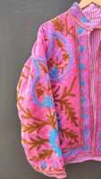 Parfait pour l'hiver et les saisons festives, manteau en velours rose papillon de qualité supérieure, style bohème, floral, cachemire, fait main, veste pour femme Suzani.