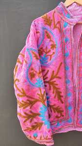 เสื้อโค้ทผ้ากำมะหยี่สีชมพูพ็อปปี้สไตล์โบโฮลายดอกไม้แบบแคชเมียร์ งานแฮนด์เมดลายซูซานี เหมาะสำหรับฤดูหนาวและเทศกาลต่างๆ คุณภาพพรีเมียมสำหรับผู้หญิง - Product Image 5