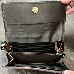 กระเป๋าคลัทช์หนังวัวแท้ลายแกะสลักสีเทอร์ควอยซ์สำหรับผู้หญิง ดีไซน์ทันสมัย ขนาดบาง ใส่เงินสดและบัตรได้ พร้อมสายคล้องมือ ใช้ได้ทุกวัน - Product Image 6