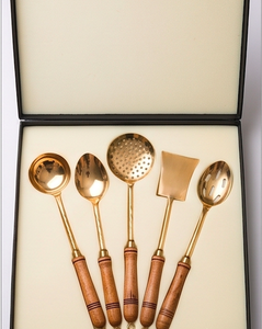 Ensemble de service fini doré avec manche en bois Ustensiles de cuisine élégants pour la fête de mariage Vaisselle rustique essentielle Cadeau - Product Image 6