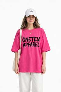 เสื้อยืดผู้หญิงสีชมพูสดใส แบรนด์ ONETEN APPAREL ทรงปกติ ผ้าเจอร์ซีย์ สำหรับฤดูร้อน แขนสั้น คอวี พิมพ์ลายตัวอักษร สไตล์ลำลอง - Product Image 1