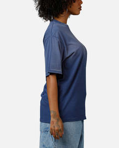 เสื้อยืดโอเวอร์ไซส์สีน้ำเงินไล่เฉดคุณภาพพรีเมียมสำหรับผู้หญิง และเสื้อยืดผ้าฝ้ายสไตล์เรียบง่ายไม่ซ้ำใครสำหรับผู้หญิง ผลิตในปากีสถาน มีจำหน่ายแล้ว - Product Image 5