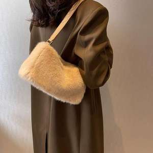 กระเป๋าสะพายข้างกันน้ำสำหรับผู้หญิง ดีไซน์หรูหรา ขนฟู พร้อมเชือกผูก สำหรับเล่นกีฬา เดินทาง ท่องเที่ยวกลางแจ้ง - Product Image 1