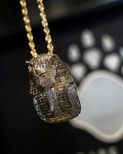 Colgante de Lujo de Plata 925 Bañado en Oro de 18K con Moissanita, Diseño Faraón, con Piedras de Corte Baguette y Engaste Micro Pavé, Joyería Temática - Product Image 4