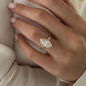 Anillo de compromiso de 2 quilates con diamante marquesa creado en laboratorio, engaste de bisel, tallo dividido, oro de 14k, certificado IGI - Product Image 1