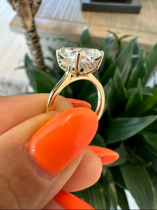 Anillo de Diamante Corte Radiante en Oro Amarillo, Diseño Solitario Elegante, Brillo Brillante, Joyería Fina de Lujo, Anillo de Compromiso para Mujer - Product Image 4