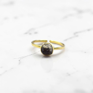 Anillo de latón con diamante Herkimer natural hecho a mano, banda ajustable, estilo minimalista bohemio, joyería para mujer con piedra de nacimiento. - Product Image 1
