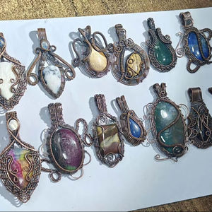 Pendentifs en alliage faits à la main en gros, entourés de pierres précieuses, assortiment de cristaux naturels, bijoux artisanaux classiques pour enfants - Product Image 1