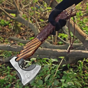 Hacha Tomahawk Hecha a Mano con Hoja de Acero Forjado, Mango de Madera y Diseño Nórdico Grabado, Hacha de Supervivencia - Product Image 4