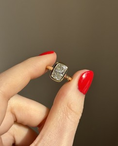 Bague de fiançailles en diamant de laboratoire taille coussin de 2 carats, monture sertie en or jaune 14 carats, certifiée IGI. - Product Image 1