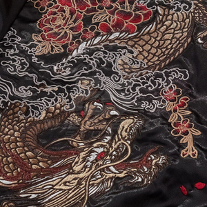 Veste Sukajan en satin respirant et durable de haute qualité, col montant, logo frontal, motifs artistiques traditionnels pour un usage décontracté - Product Image 5
