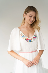 Vestido Maxi de Lino Blanco con Bordado Floral, Diseño de Manga con Volantes, Tela Transpirable, Escote Redondo, Vestido de Lino Sostenible - Product Image 2