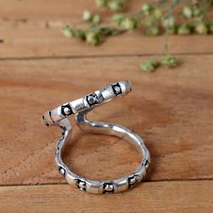 แหวนเงินแท้ 925 ทำมือ สำหรับผู้มีอาการปวดข้อ ดีไซน์ลายชนเผ่าประดับเพชรและลายจุด ปรับขนาดได้ ช่วยพยุงข้อต่อ - Product Image 2