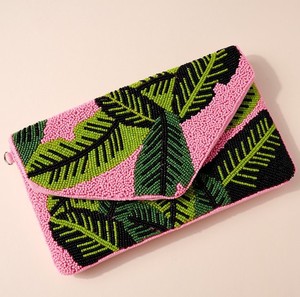 Pochette enveloppe brodée de feuilles et de perles, sac à bandoulière moderne, sac de soirée bohème et tendance pour femme, idéal pour mariage et fête - Product Image 6