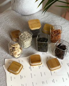 Petit pot en verre multifonctionnel avec couvercle en bois pour les collations, le thé, les grains de café et un rangement élégant sur le comptoir - Product Image 1